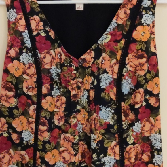 Floral Tank Top with Crochet Details (Small) - Picture 3 of 13